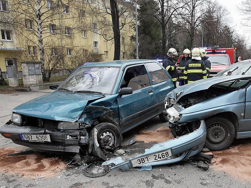 Nehoda tří osobních aut ve Skopalíkově ulici v Brně.