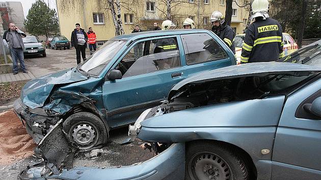 Nehoda tří osobních aut ve Skopalíkově ulici v Brně.