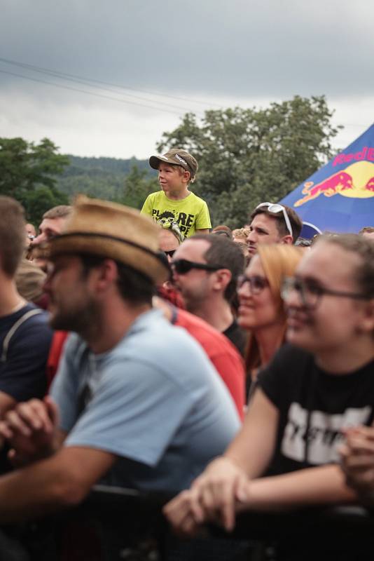 Festival Hrady přilákal v sobotu k hradu Veveří davy. Lidé si poslechli i Ewu Farnou a kapelu Vypsaná fiXa. 