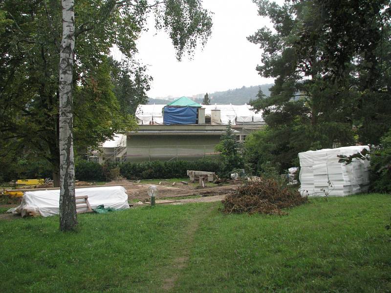 Stavbaři rok rekonstruují funkcionalistickou vilu Stiassni. Hotoví budou v prosinci. Nyní pracují na koupelnách, fasádě a střeše. 