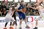 Basketbalisté Mmcité Brno (v modrém) obsadili ve Final Four Českého poháru mužů třetí místo.