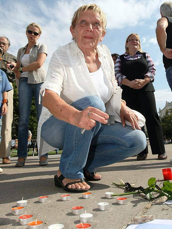 Brňané se rozloučili se zesnulou spisovatelkou Simonou Monyovou.