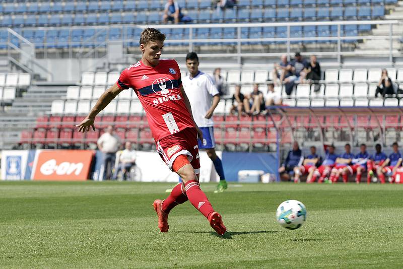 Olomoučtí fotbalisté (v červeném) porazili v přípravě druholigový Šamorín 3:0Jiří Texl