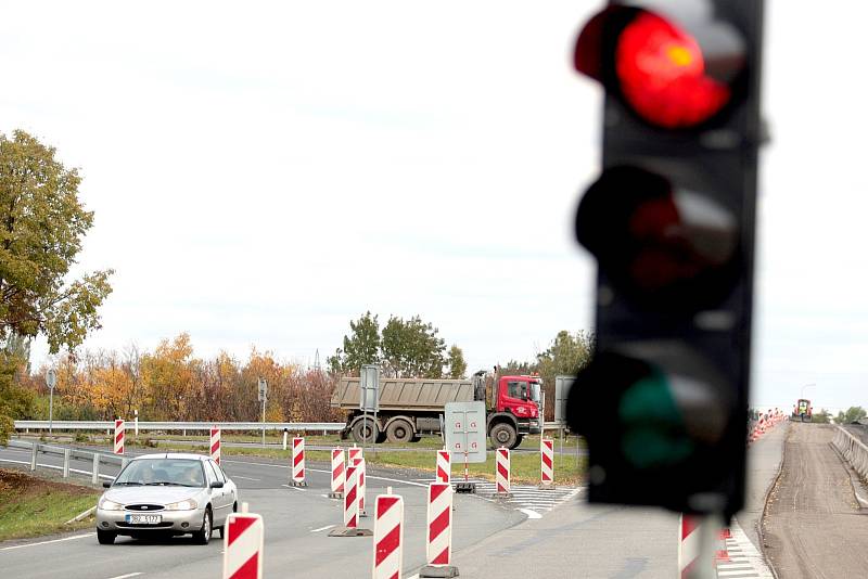 Problémy může vzhledem k souběžným uzavírkám způsobit především uzavřený most přes dálnici D2 nad exitem 3 u Olympie.