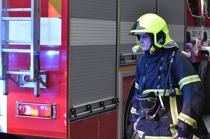 V sobotu krátce po šesté hodině večer zachvátil okolí skladu v Bratislavské ulici požár. Na místě se nikdo nezranil.