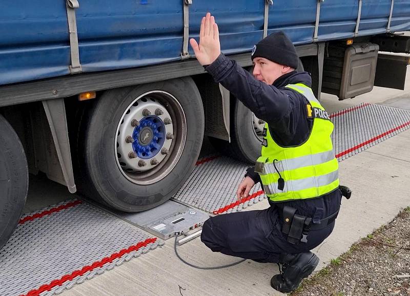 Více než dva miliony korun vybrali letos do října policisté na jihu Moravy na pokutách za přetížené dodávky a nákladní auta.