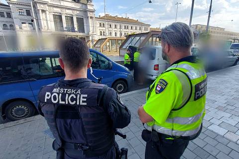 Strážníci vyráží opakovaně na kontroly s celníky do brněnských ulic.
