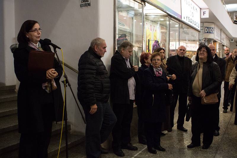 Za minulého režimu prošlo věznicí v brněnské ulici Cejl několik stovek politických vězňů. Třináct z nich komunisté popravili. Jejich osudy od středy až do pátého prosince připomíná výstava v pasáži Alfa v Jánské ulici. Organizátoři ji nazvali Tváře Cejlu.