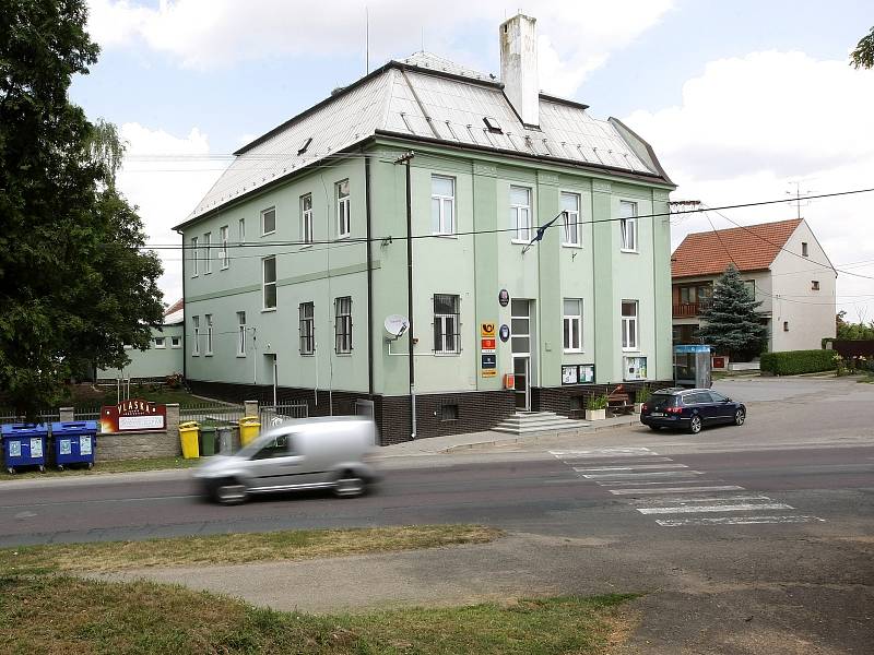 Těla tří mrtvých dětí našli policisté v rodinném domě ve Vlasaticích (na snímku obecní úřad) na Pohořelicku.