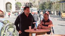 V Brně lidé dostanou kávu z místní pražírny a mohou hlasovat v anketě o mzdách a nemocenské.