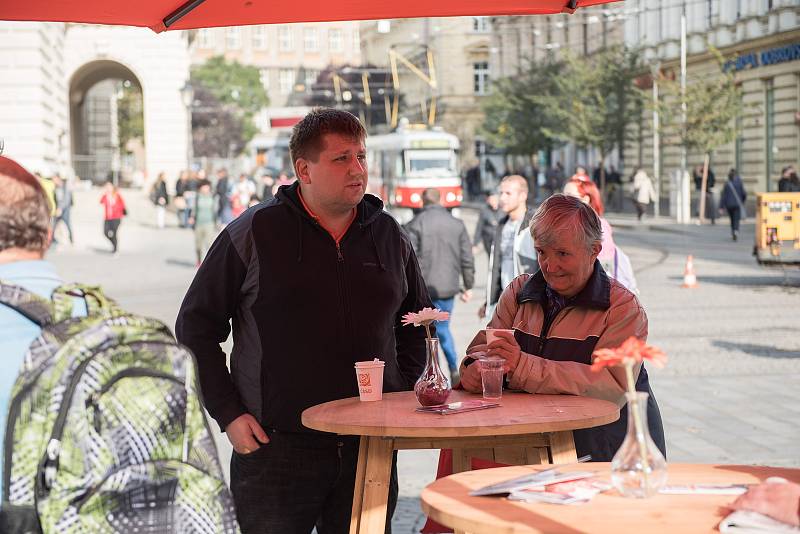 V Brně lidé dostanou kávu z místní pražírny a mohou hlasovat v anketě o mzdách a nemocenské.