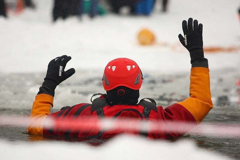 Že není záchrana lidí v zimě žádná legrace, ukázali v sobotu brněnští záchranáři spolu s Fakultou sportovních studií na přehradě.