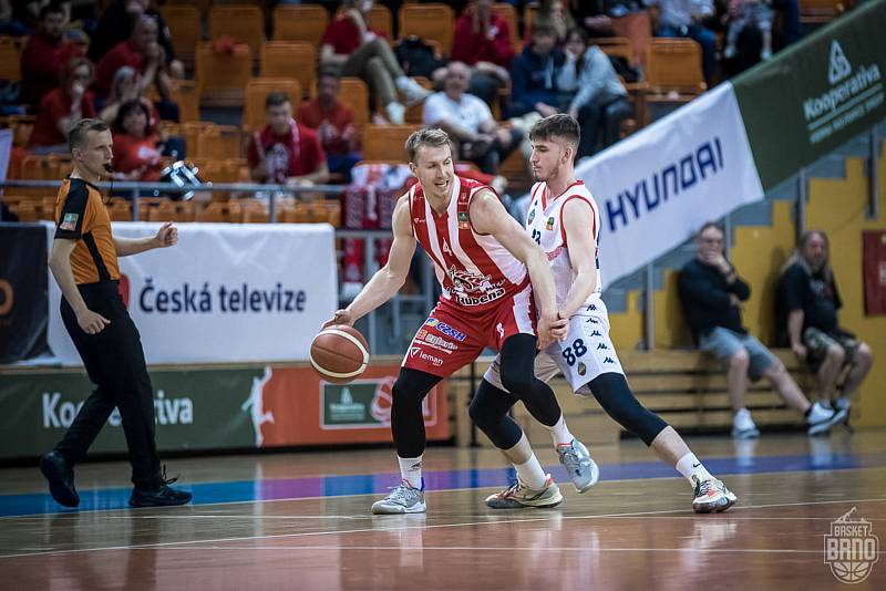 Brněnští basketbalisté (v bílém) oslavili postup do semifinále, když zdolali 4:3 na zápasy Pardubice.