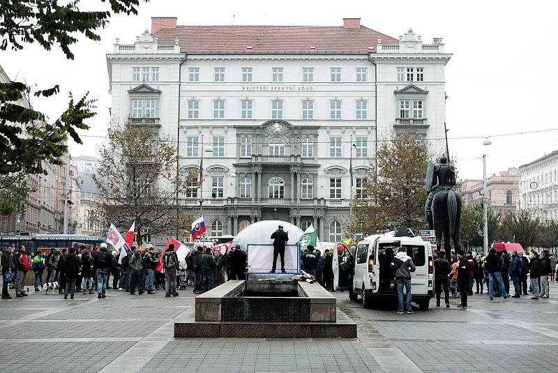 Shromáždění příznivců Dělnické strany sociální spravedlnosti dne 17. listopadu v Brně. Po úvodních projevech vůdčích členů na Moravském náměstí se vydaly desítky příznivců strany v průvodu s transparenty směrem k Malinovskému náměstí.