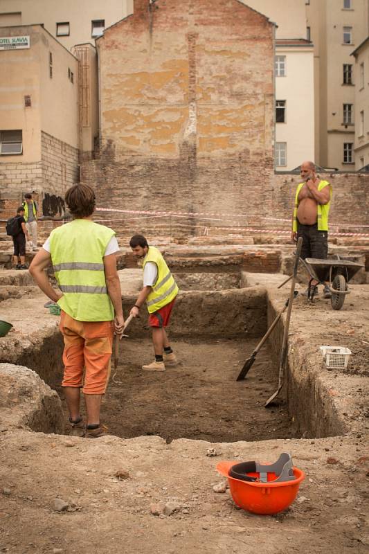 Archeologické vykopávky na parkovišti za besedním domem. Má zde být postaveno Janáčkovo kulturní centrum.