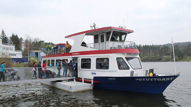 Takto na Brněnské přehradě slavnostně zahájili sezonu v roce 2019. Přímo před zraky stovek lidí technici spustili na vodu loď Stuttgart.