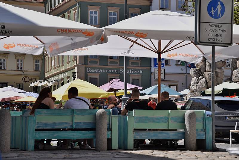 Někteří už v pondělí v centru Brna poseděli na zahrádce, přestože rozvolnění má přijít až v dalších dnech. Foto: Deník/Denisa Trnková