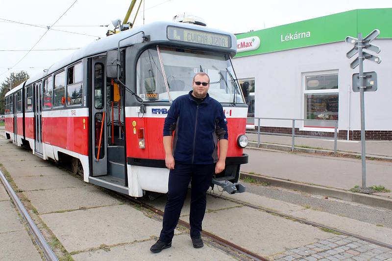 Sedmička řidičů tramvají z Dopravního podniku měst Mostu a Litvínova začala pracovat pro brněnský dopravní podnik. V Brně budou jezdit čtyři měsíce. V pátek mají zkušební jízdy.