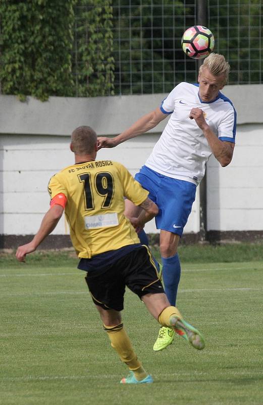 Tišnov (v bílých dresech) v neděli v předkole Mol Cupu porazil Rosice v přestřelce 5:4 po prodloužení.