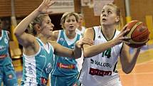 Basketbalistka Pavla Švrdlíková (vpravo)