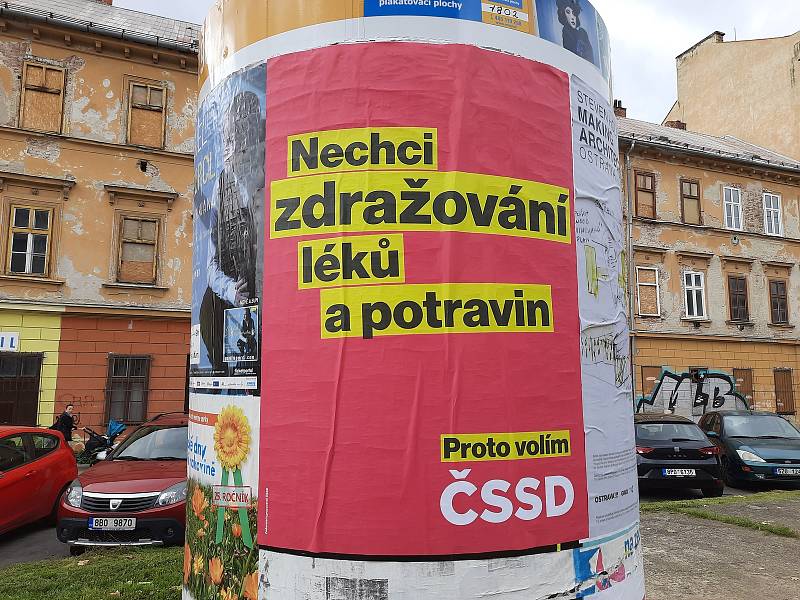 Politici lákají na billboardech, i v centru Brna, voliče, aby je volili v nadcházejících volbách do Poslanecké sněmovny.