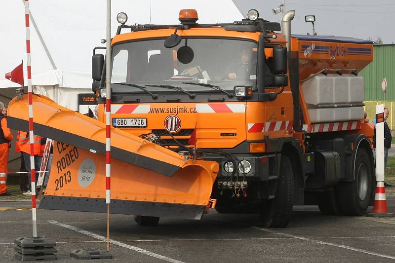 Zručnost řidičů autosypačů otestoval sedmý ročník soutěže Cestářské rodeo. 