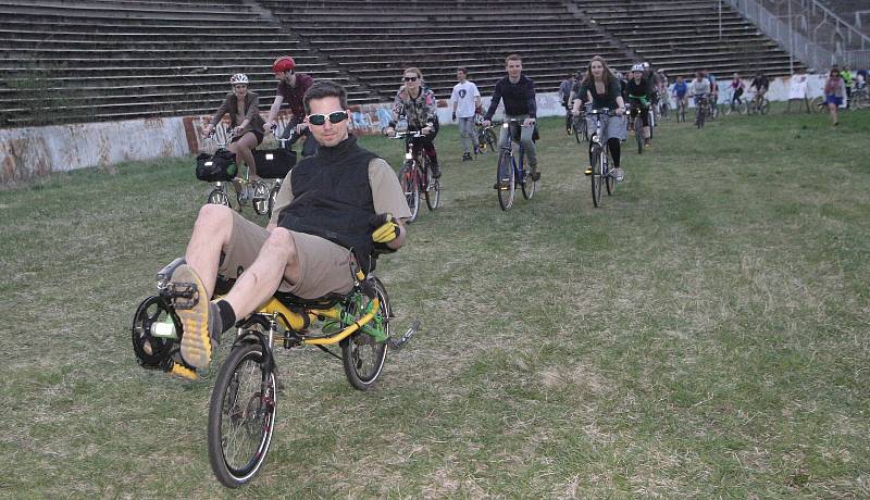 V šatech, obleku nebo teplácích vyrazilo ve čtvrtek v podvečer tisíc sto cyklistů z Moravského náměstí v Brně. Při Velké jarní cyklojízdě se vydali až na bývalý fotbalový stadion Za Lužánkami.