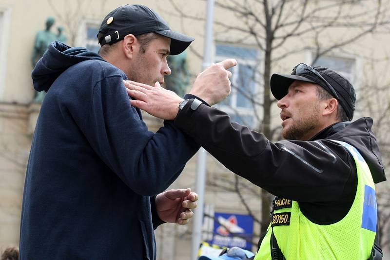 Prvomájový pochod příznivců extrémní pravice v Brně a jejich odpůrci organizovaní pod iniciativou Brno blokuje.