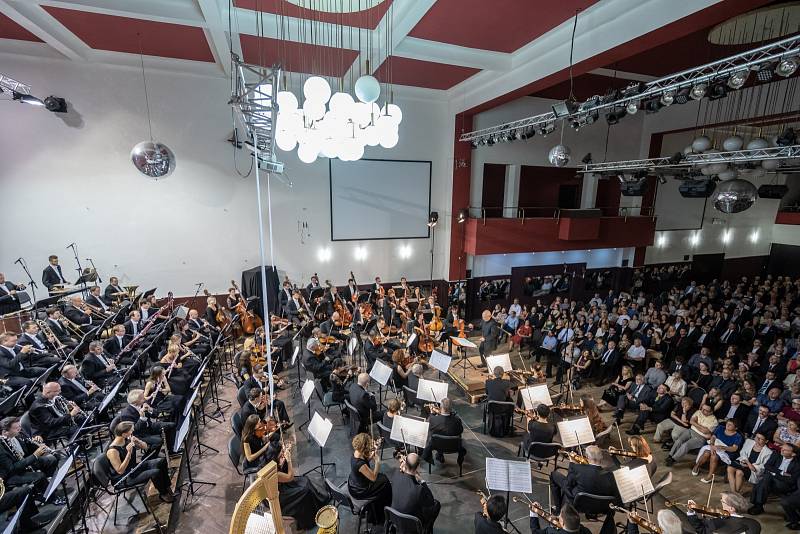 Nový šéfdirigent brněnské filharmonie Dennis Russell Davies má za sebou první koncert