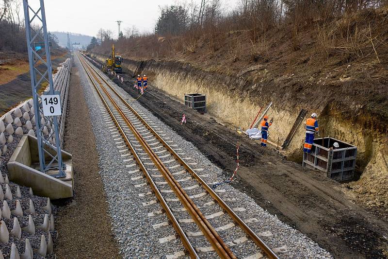 Elektrifikace trati mezi Brnem a Zastávkou. Březen 2021.