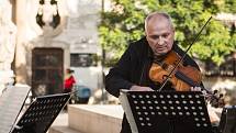 Netradiční pohled se naskytl ve čtvrtek odpoledne cestujícím městské hromadné dopravy v Brně. Ve speciální tramvaji jim na své nástroje zahráli hudebníci brněnské filharmonie.