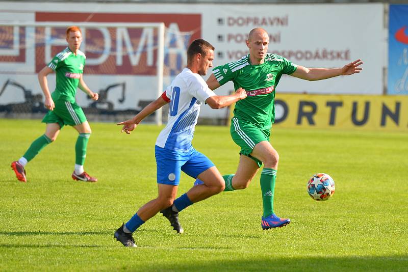 Fotbalisté Rousínova (na snímku v zelených dresech) vyhráli finále krajského poháru proti Kuřimi na penalty. Duel se hrál v Drnovicích.