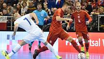 Brno 2.2.2020 - kvalifikační turnaj na futsalové MS 2020 - ČR Tomáš Vnuk (červená) Slovinsko Igor Osredkar (bílá)