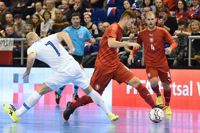 Brno 2.2.2020 - kvalifikační turnaj na futsalové MS 2020 - ČR Tomáš Vnuk (červená) Slovinsko Igor Osredkar (bílá)