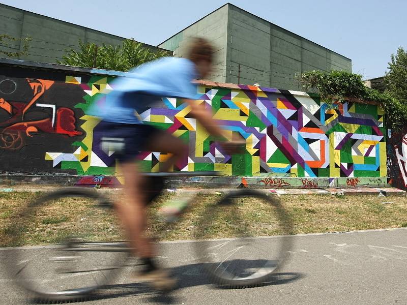 Sprejeři nelitují kvůli svému koníčku peněz a nebojí se ani rizika. Za nelegální graffiti jim při dopadení policisty hrozí až roční vězení. 