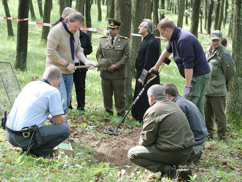 Pozůstatky rumunského vojáka odkryli zaměstnanci Moravského zemské muzea v Brně. U Jinačovic na Brněnsku byly s mužem pohřbené artefakty z války.