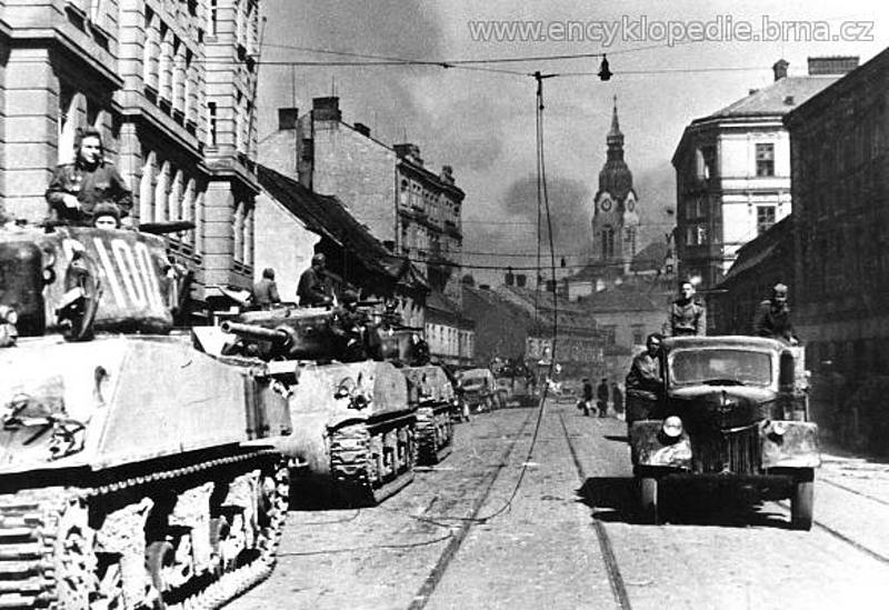 Kolona tanků Sherman na Křenové ulici.