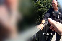 Strážníci v Brně zachránili muže, který zvažoval skok z mostu.
