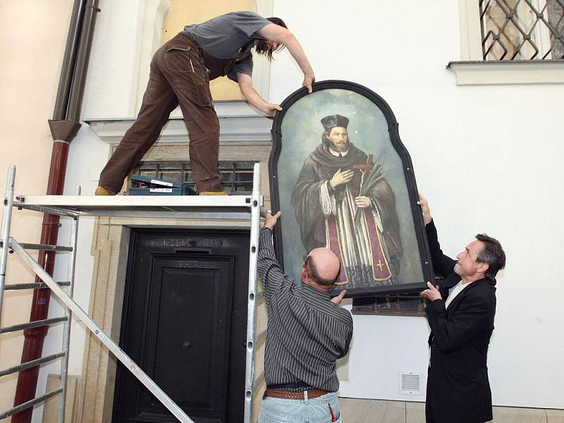 Instalování obrazu svatého Jana Nepomuckého.