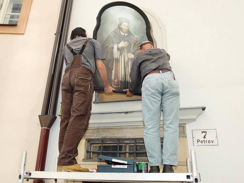 Instalování obrazu svatého Jana Nepomuckého.