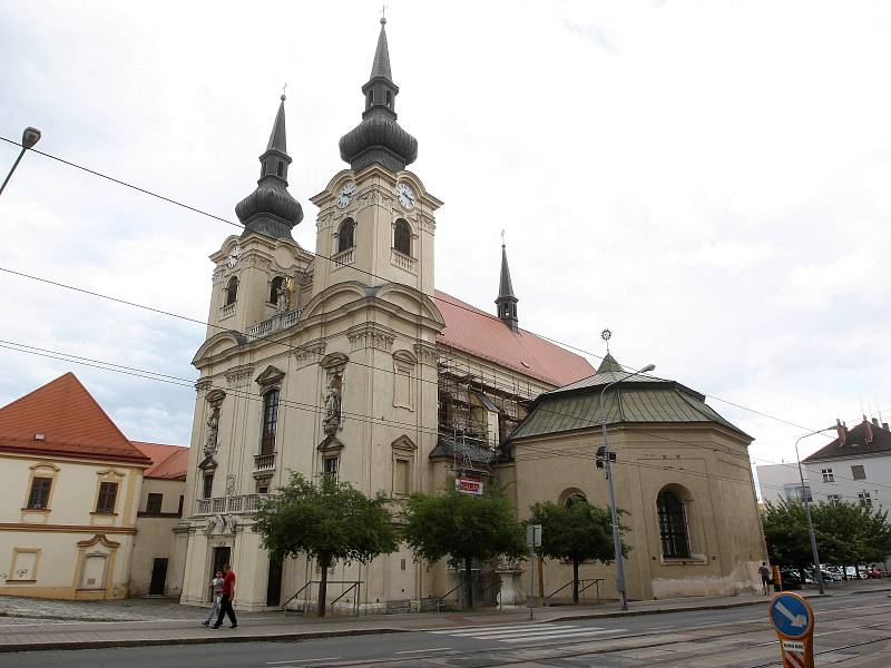 Fasáda se na některých místech odlupuje, navíc je v jiném odstínu než pilíře, které dělníci opravovali minule. Lešení na kostele zůstane až do konce září.