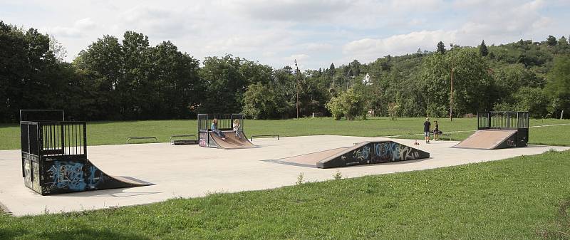 Parkour, pumptrail nebo boulder. Zajímavé atrakce hlavně pro mladé Brňany nabídne nový park v Židenicích. Hotový má být ještě letos.