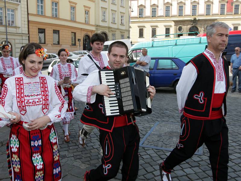 Pestrý průvod zástupců národnostních menšin.