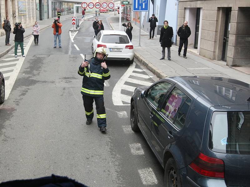 Špatně zaparkovaná auta často komplikují hasičům cestu k požáru. A čas bývá při zásahu rozhodující.