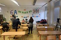 Děti z brněnské základní školy Bosonožská zkoušely slinové testy na covid.