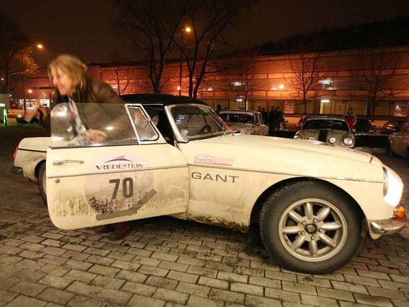 Už potřetí letos zamířili do Brna účastníci zimního orientačního závodu veteránských aut The Winter Trial. 