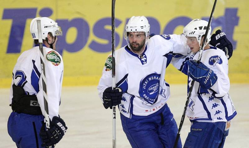 V šestém přípravném duelu si brněnští hokejisté (uprostřed Tomáš Svoboda) připsali třetí výhru. Extraligového rivala z Vítkovic pokořili 8:2.