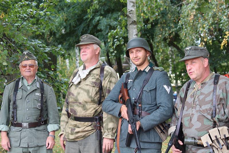 Už od sobotního rána zní bývalou raketovou základnou v Mokré-Horákově zvuky starých motorů. Začíná totiž přehlídka veteránů.