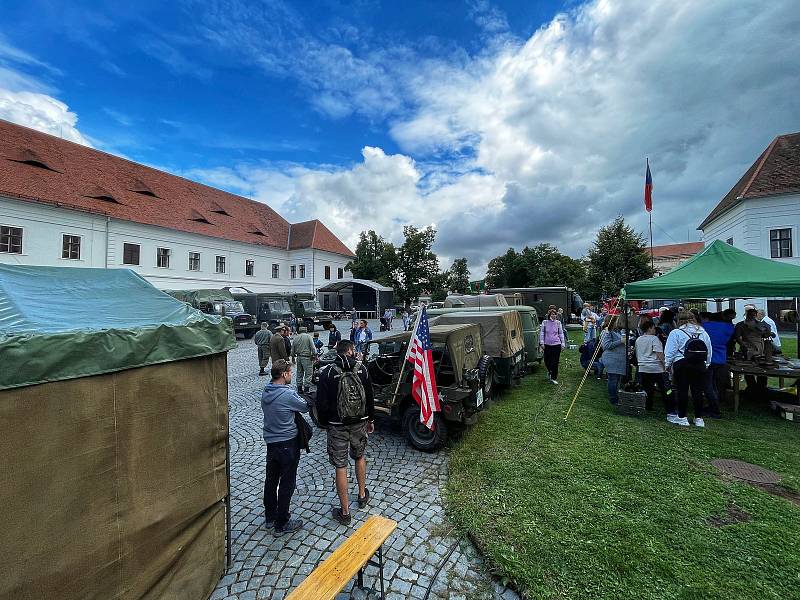 Poslední srpnový víkend si lidé v Rosicích užívali akci nazvanou Zámek v obležení. Nahlédnout mohli i do krytu.