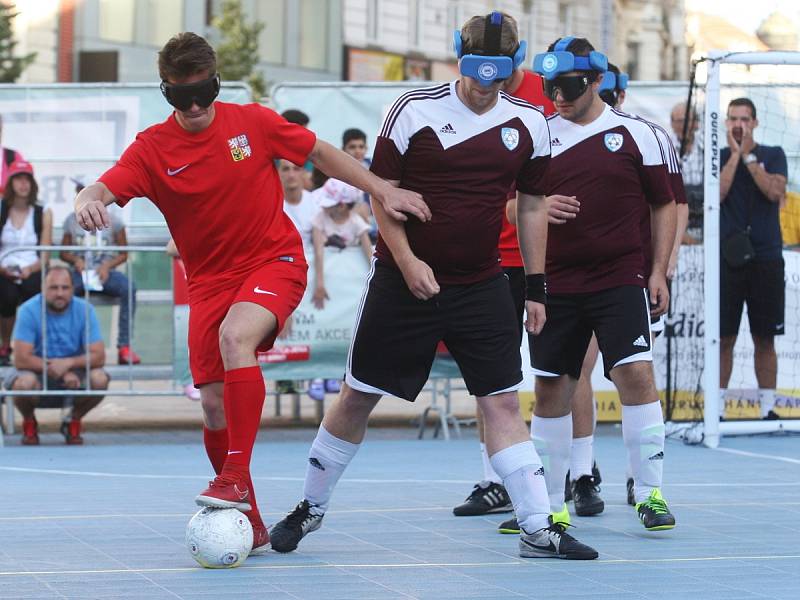 Zápas nevidomých futsalistů z Avoy MU Brno s reprezentací do 21 let v malém fotbalu.